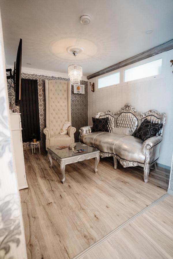 Timeout Royal Apartment Ellar Bagian luar foto