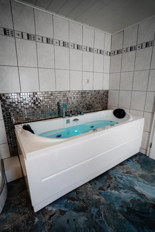 Timeout Royal Apartment Ellar Bagian luar foto